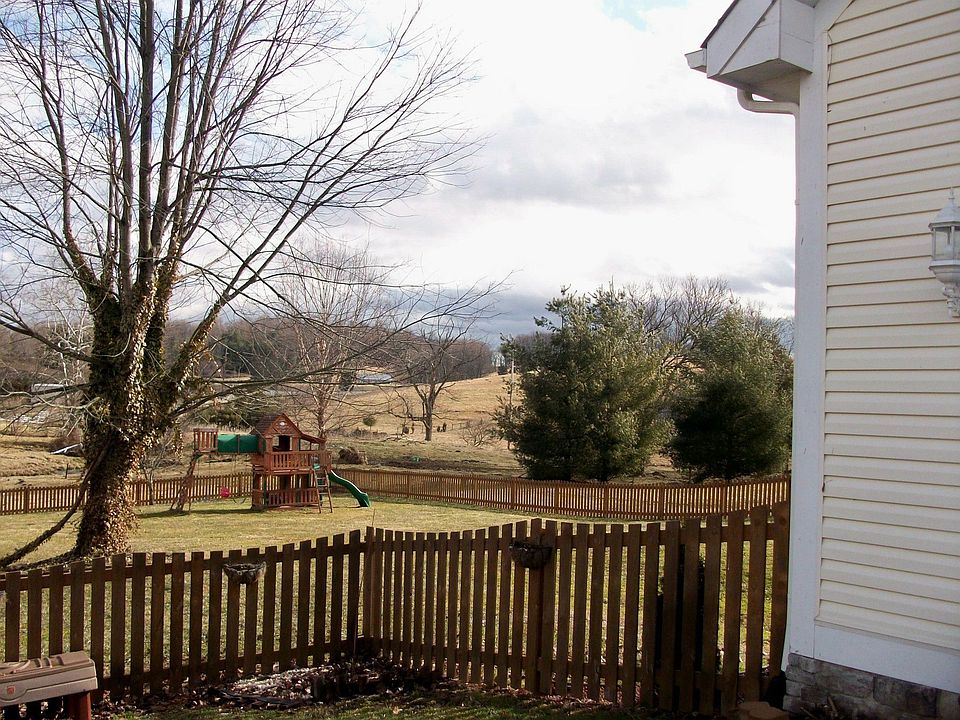1st image of 108 Stoneybrook Dr