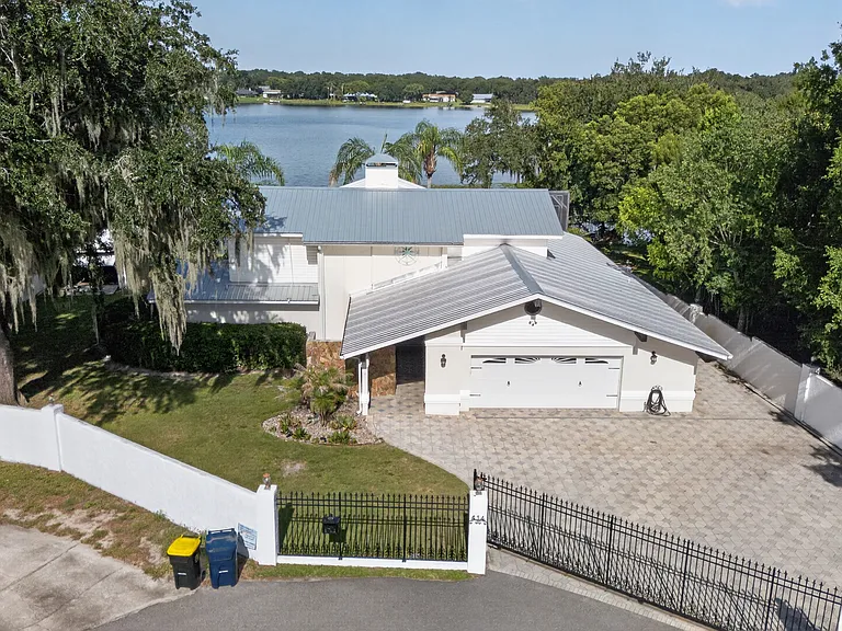 414 Somerset Dr — Photo 4