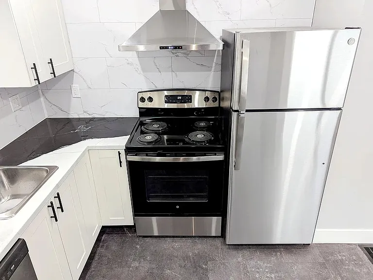 410 Fairfield Ave NW — Photo 4