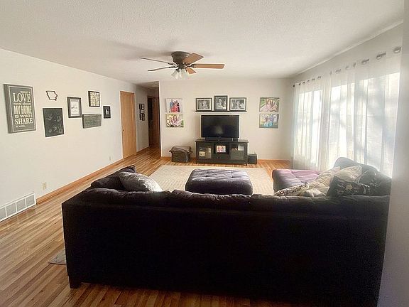 Living Room (16x19ft)