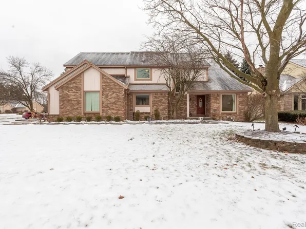 33505 Walnut Ln, Farmington Hills, MI 48331
