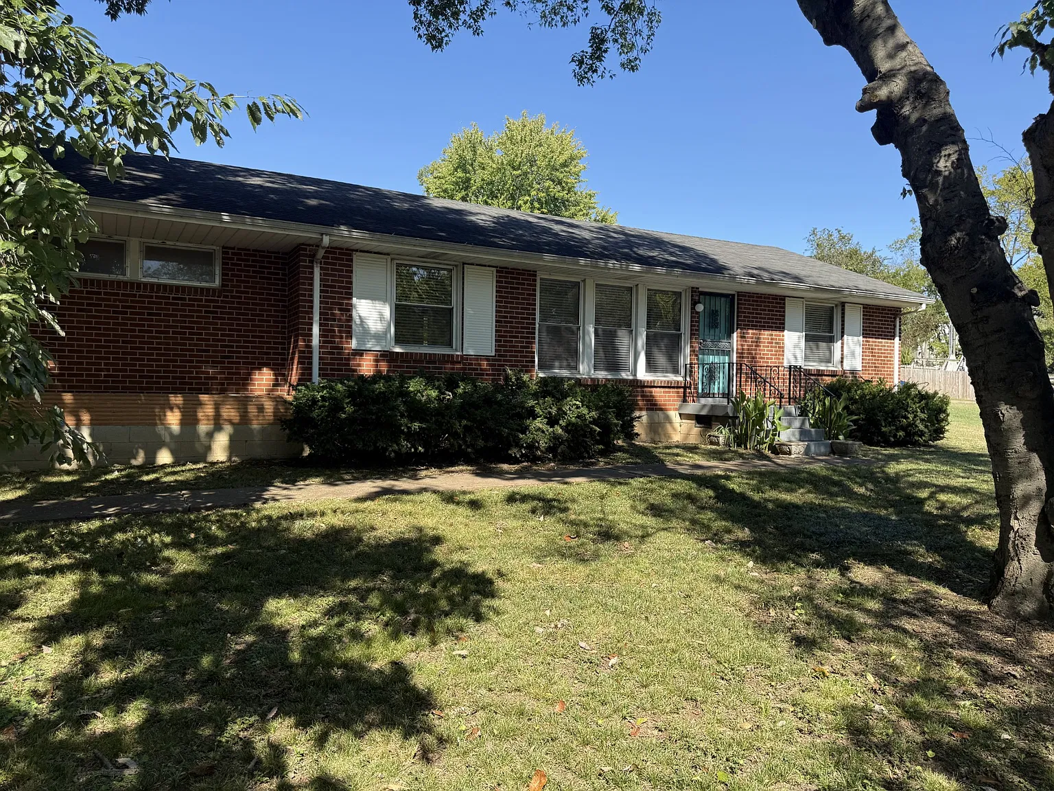 3 bed, 1100 sqft, $1,900 — Photo 2