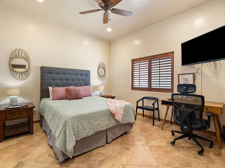 Guest bedroom - queen bed