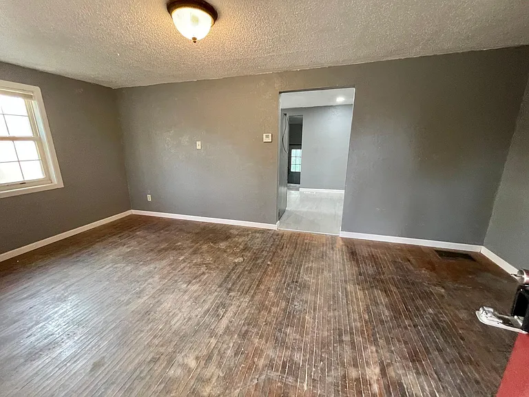 322 E Avenue D — Photo 20