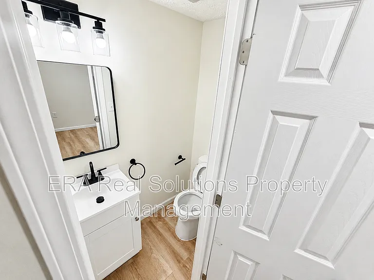 126 S Oakley Ave — Photo 5