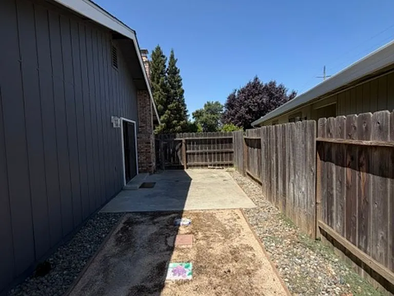 1643 Ashley Ave — Photo 10