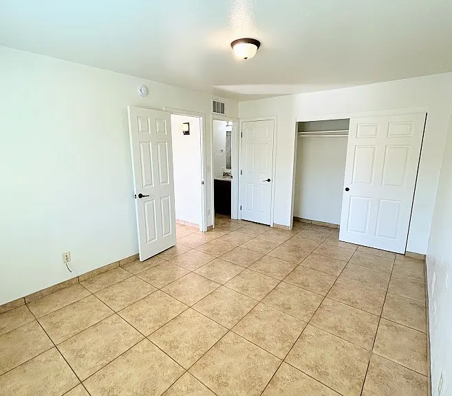 437 E Delano St — Photo 3