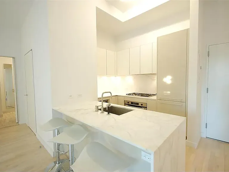 322 W 57th St #15V — Photo 2