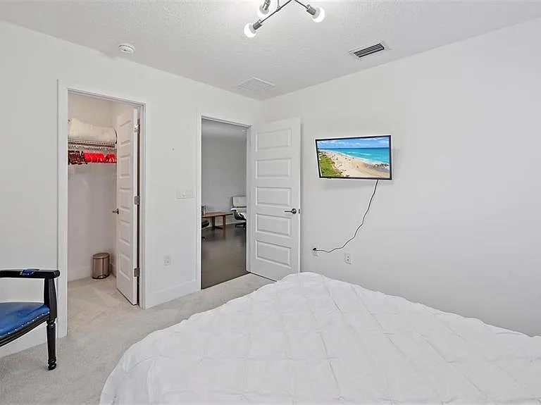 2587 Temple St — Photo 19