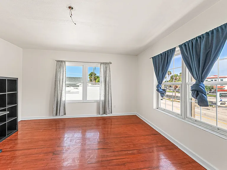1008 Strawbridge — Photo 12