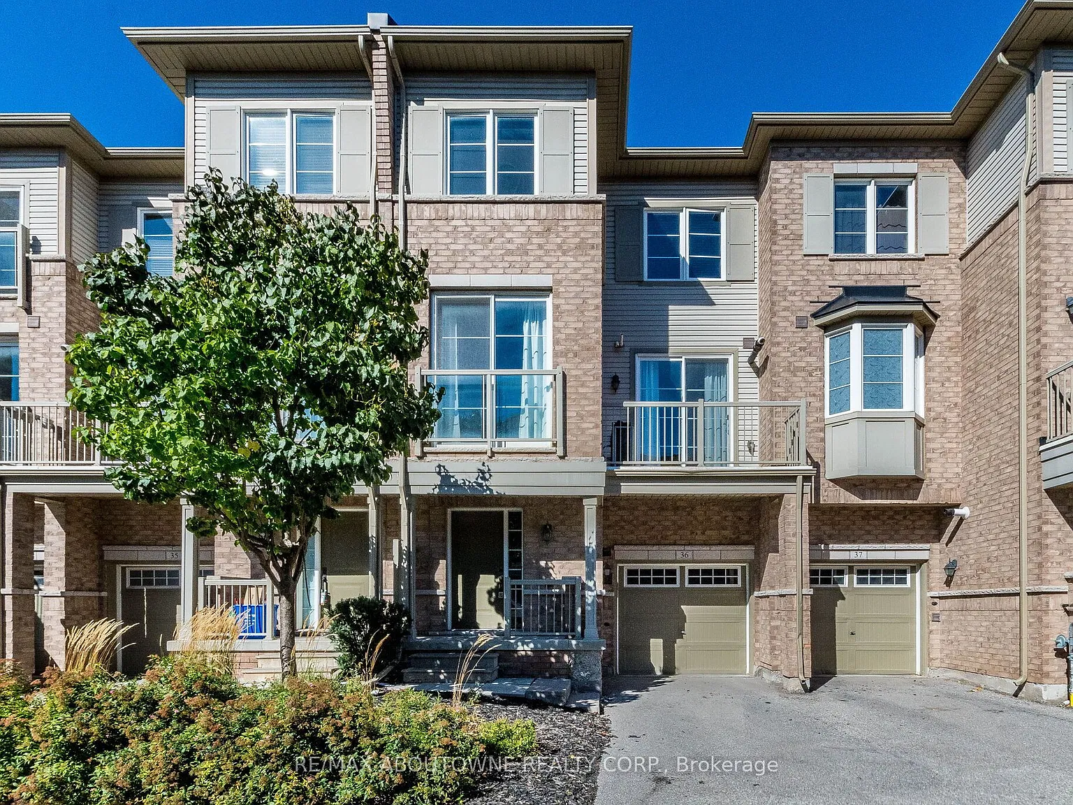 165 Hampshire Way — Photo 1