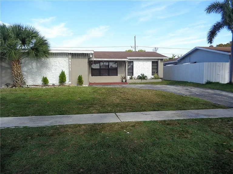 9571 Sunset Strip — Photo 1