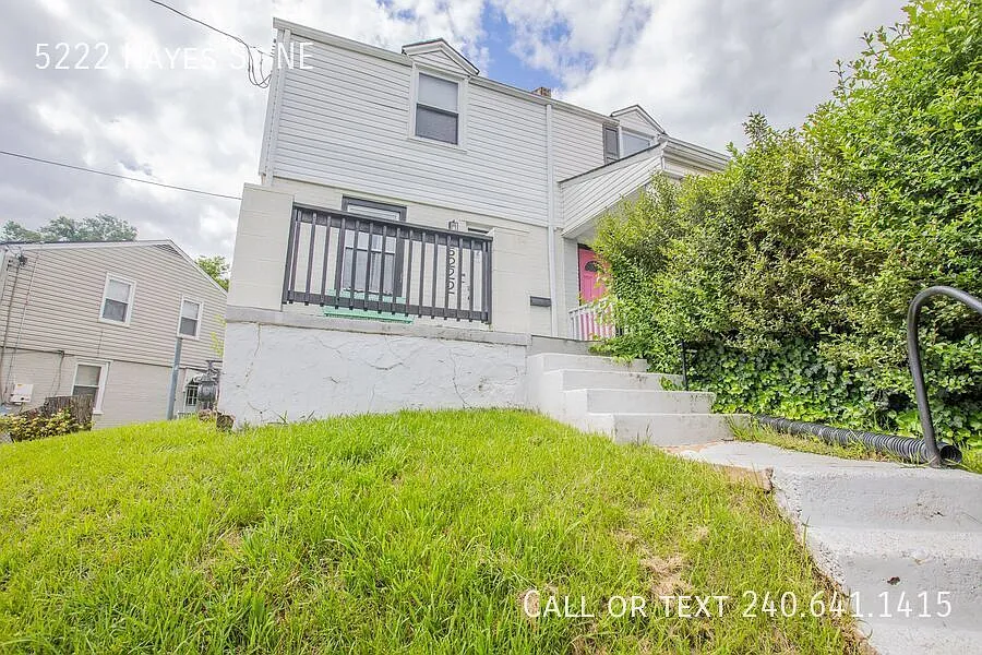 5222 Hayes St NE