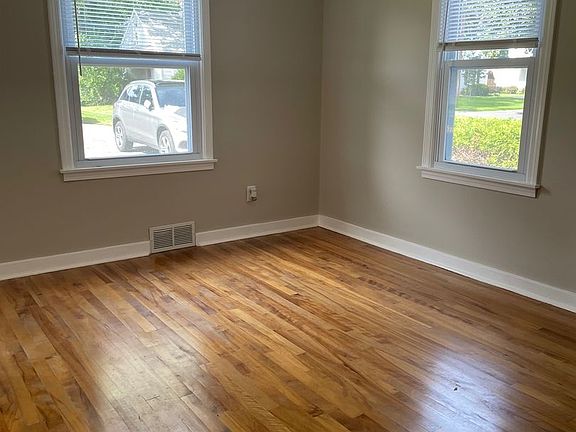 5th image of 210 Marilyn Ave