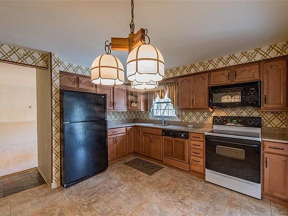 3rd image of 20 Lancewood Dr
