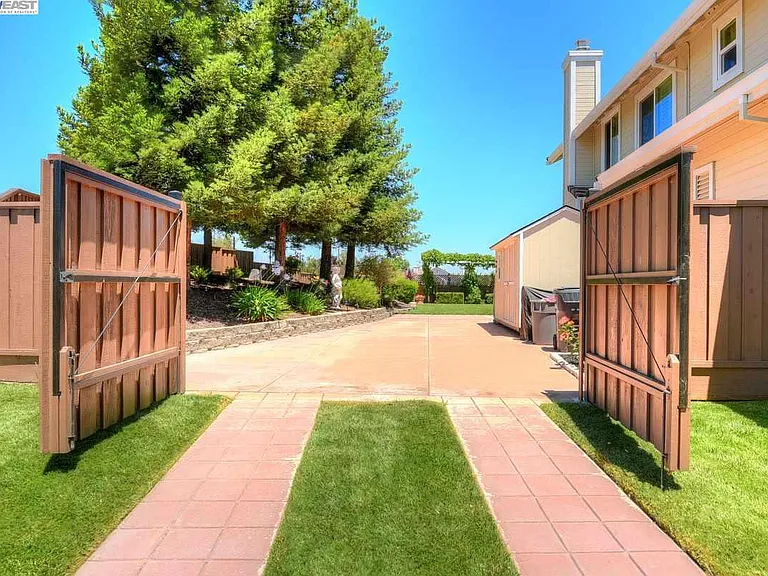 3644 Glasgow Cir — Photo 36