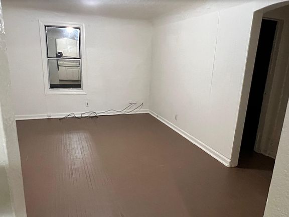 2nd image of 220 26th St
