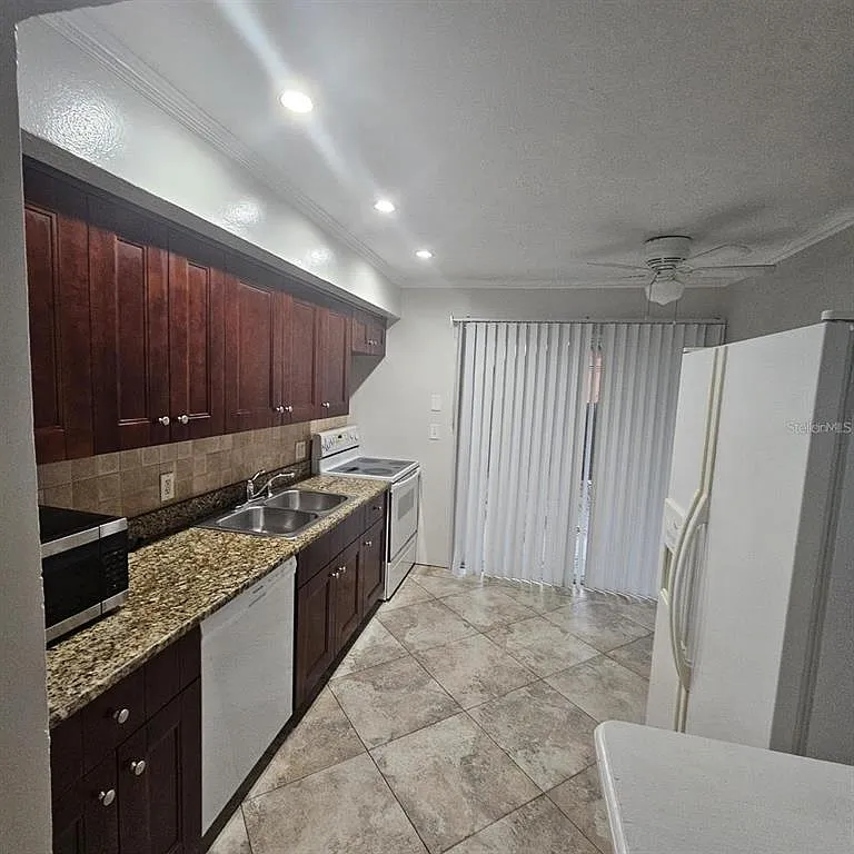 2 bed, 2.0 bath, 824 sqft, $1,850 — Photo 3