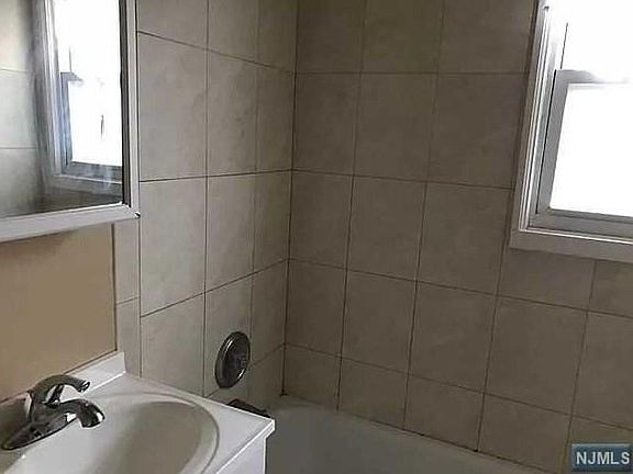 5th image of 98 Grove St #98