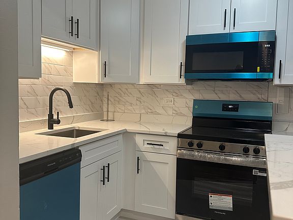 3rd image of 420 W Aldine Ave APT 523