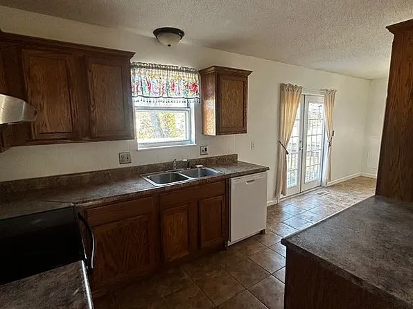 210 Hillside Dr, Farmington, MO 63640