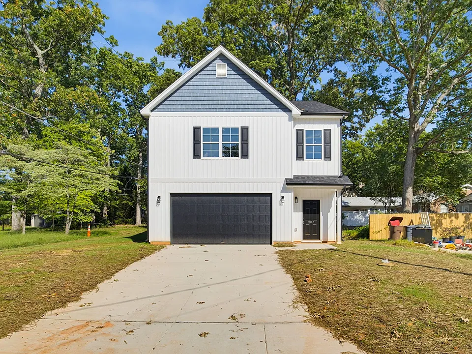 906 Twyckenham Dr