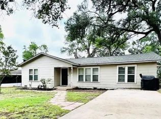 613 E 5th St, Cameron, TX 76520