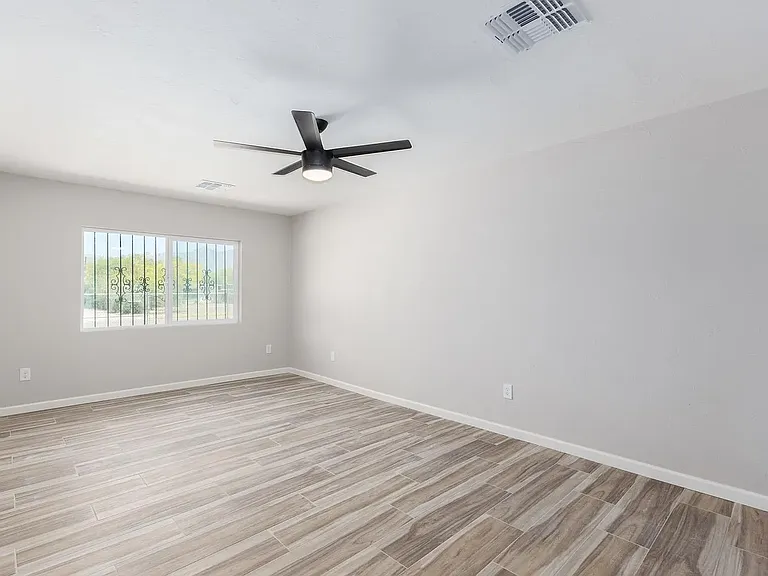 2222 E Blacklidge Dr — Photo 6