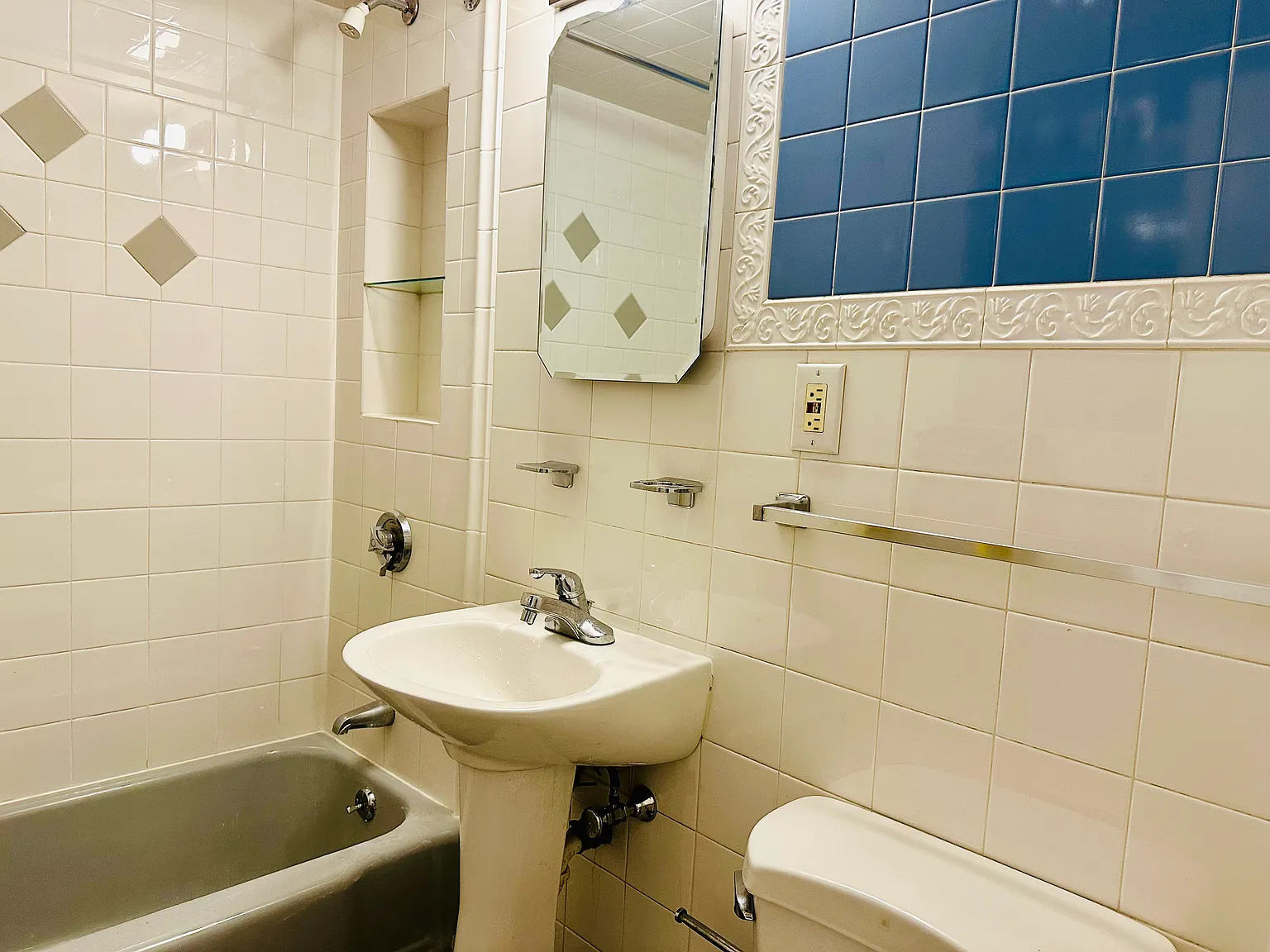 2 bed, 732 sqft, $2,400 — Photo 4