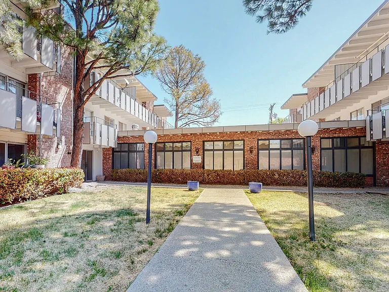 Madeira Flats- Utilities Included! — Photo 5