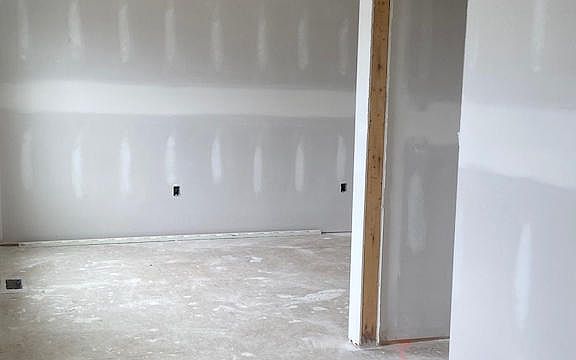 Flex 1-hallway closet