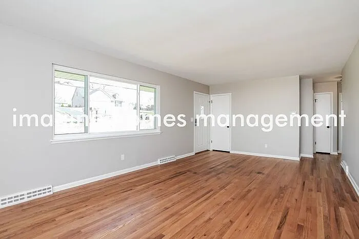 3 bed, 1.0 bath, 1071 sqft, $2,095 — Photo 2