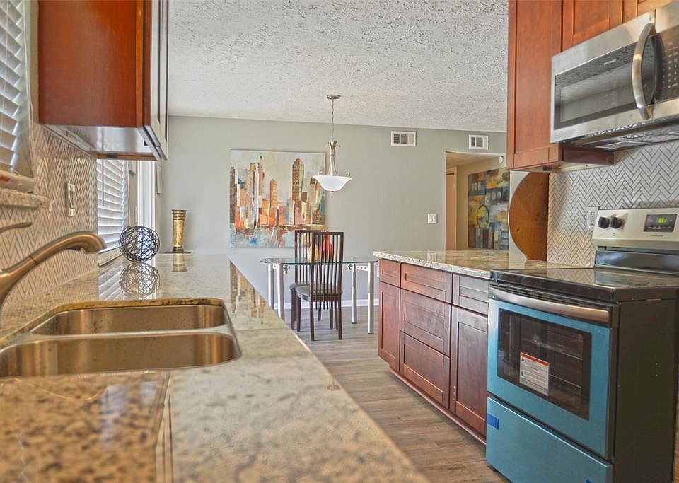 New stainless microwave, dishwasher & stove