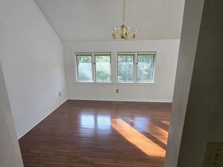 104 Hampton Ct — Photo 12