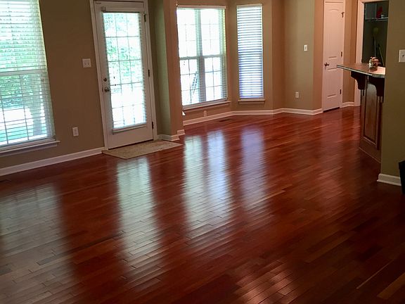 Family room w/breakfast nook