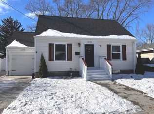 1025 Queen Anne St, Woodstock, IL 60098