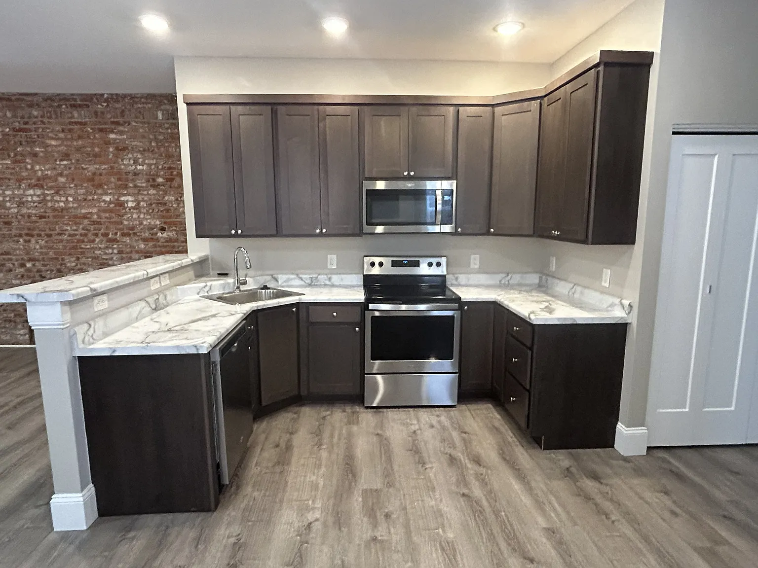 3 bed, 2.5 bath, 1250 sqft, $2,300 — Photo 2