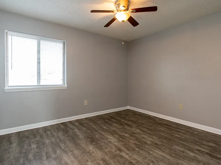 2228 S Oliver Ave — Photo 11