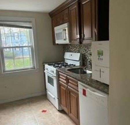 3rd image of 504 Lincoln Park E