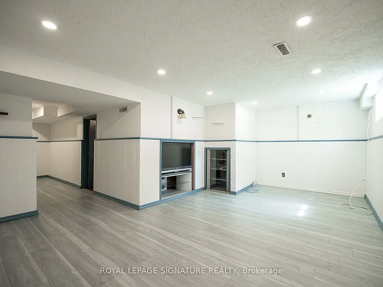 447 Ontario St N — Photo 44