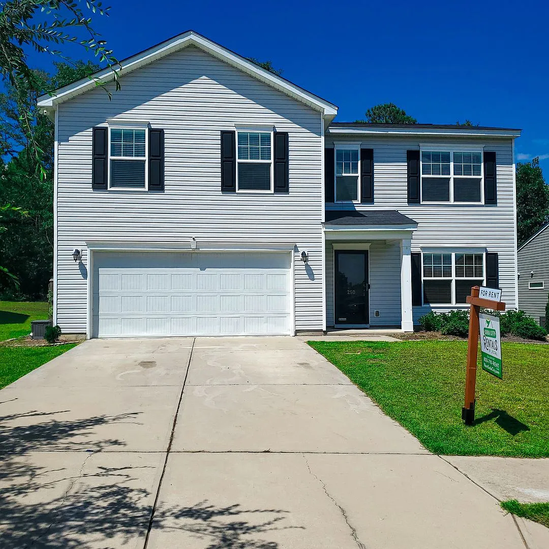 Spacious 4 Bedroom Home with Fenced Backyard & 2-Car Garage! — Photo 2