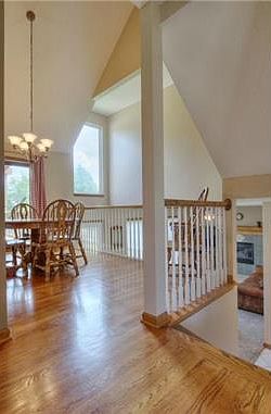 4th image of 111 NE Lamplighter Ln