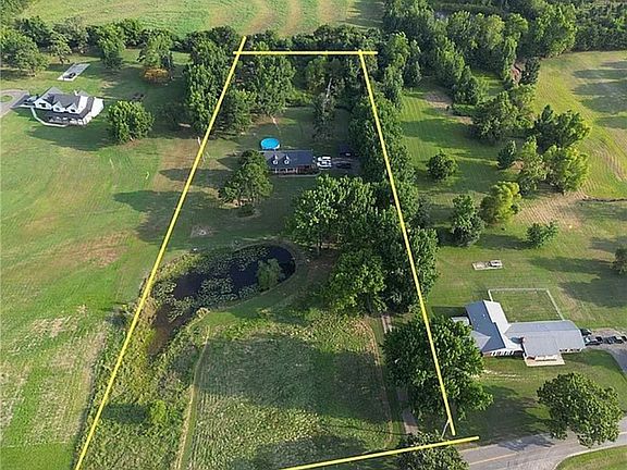 3rd image of 230 Summerglow Rd