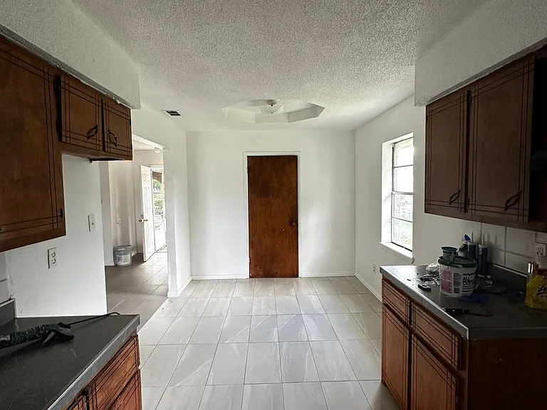 604 Sauz St — Photo 15