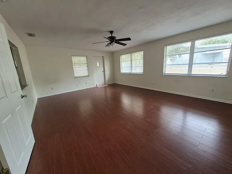 1013 Meadowlawn Dr N — Photo 11