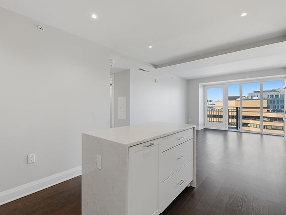 3rd image of 925 N Fairfax St #806