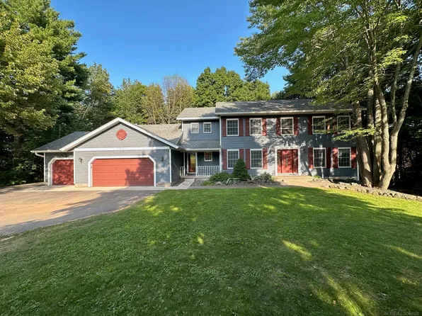 1611 Grandview Dr, Marquette, MI 49855