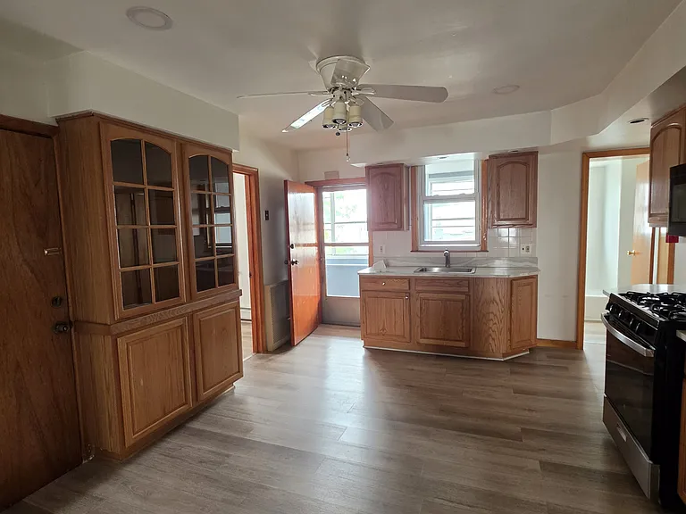 48 Lang St #3 — Photo 3