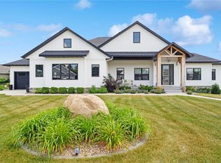 702 Hampshire Dr, Marion, IA 52302