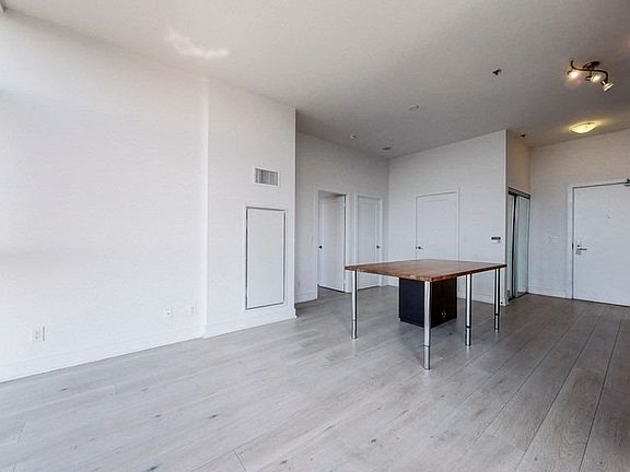 2nd image of 318 Richmond St W #4001
